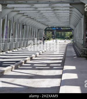 Ashton Avenue Swing Bridge sul fiume Avon a Bristol Regno Unito ora porta pedoni biciclette e M2 Metrobus Foto Stock