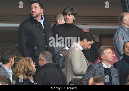 Stoccarda, Germania. 24 ottobre 2021. Ex allenatore federale Joachim Jogi LOEW nel tadion-prima Sami KHEDIRA. Calcio 1° stagione Bundesliga 2021/2022, 9° giorno di incontro, 9° giorno di incontro. VFB Stuttgart-Union Berlin, il 24 ottobre 2021, Mercedes Benz Arena Stuttgart Credit: dpa/Alamy Live News Foto Stock