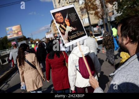 Sofia, Bulgaria - 24 Ottobre, 2021: Il manifestante anti anti anti-vax tiene il poster Bill Gates durante una dimostrazione contro il COVID-19 obbligatorio "certificato verde" per l'accesso al chiuso. Foto Stock