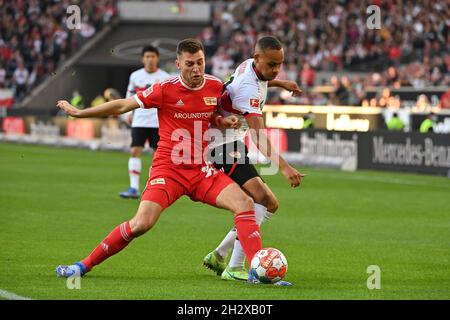 Stoccarda, Germania. 24 ottobre 2021. Robin KNOCHE (Union Berlin), Nikolas NARTEY (VFB Stuttgart). Azione, duelli. Calcio 1° stagione Bundesliga 2021/2022, 9° giorno di incontro, 9° giorno di incontro. VFB Stuttgart-Union Berlin, il 24 ottobre 2021, Mercedes Benz Arena Stuttgart Credit: dpa/Alamy Live News Foto Stock