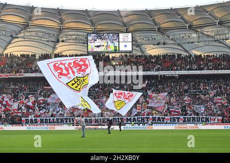 Stoccarda, Germania. 24 ottobre 2021. Per la prima volta ancora con la Cannstatter Ultras, i tifosi, i tifosi di calcio pieno ranghi. Calcio 1° stagione Bundesliga 2021/2022, 9° giorno di incontro, 9° giorno di incontro. VFB Stuttgart-Union Berlin, il 24 ottobre 2021, Mercedes Benz Arena Stuttgart Credit: dpa/Alamy Live News Foto Stock