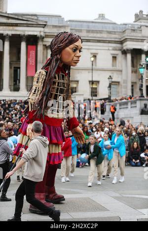 Londra, Inghilterra, Regno Unito. 24 ottobre 2021. 'Little Amal ha festeggiato il suo decimo compleanno a Trafalgar Square. Il burattino alto 3.5 metri che rappresenta una ragazza siriana migrante ha quasi completato il suo viaggio di 8.000 km attraverso l'Europa, a partire da Gaziantep, Turchia, culminato a Manchester, Inghilterra, all'inizio di novembre. (Credit Image: © Tayfun Salci/ZUMA Press Wire) Foto Stock