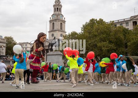 LONDRA, 24 OTTOBRE 2021, Little Amal, un marioncino alto 3,5 m festeggia il 10° compleanno a Trafalgar Square, il marioncino si sta camminando per 4,970 miglia dalla Turchia a Manchester per aumentare la consapevolezza circa il viaggio che i bambini rifugiati fanno. Foto Stock