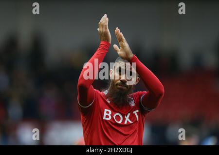 Nottingham, Inghilterra, 24 ottobre 2021. Lewis Graban di Nottingham Forest applaude i tifosi durante la partita Sky Bet Championship al City Ground di Nottingham. Il credito dovrebbe essere: Isaac Parkin / Sportimage Foto Stock