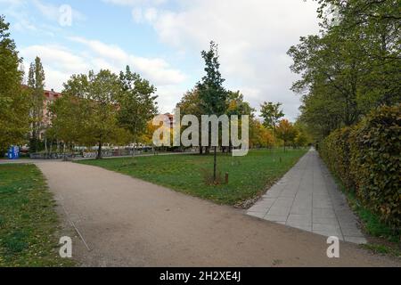 23 ottobre 2021, Sassonia, Lipsia: Vista del Parco di Lene-Voigt. Il parco di 11 ettari è stato creato sul sito dell'ex stazione ferroviaria di Eilenburg e, dal suo completamento nel 1874, ha tagliato una vera e propria fata attraverso i blocchi residenziali e industriali di Lipsia orientale che sono stati costruiti quasi contemporaneamente. Questo polmone verde per l'est di Lipsia rappresenta un importante collegamento verde, che è continuato nella Anger-Crottendorfer-Bahnschneise. Nel 2002 il Parco Lene-Voigt ha ricevuto il Premio europeo per l'architettura paesaggistica. Foto: Peter Endig/dpa-Zentralbild/ZB Foto Stock