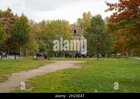 23 ottobre 2021, Sassonia, Lipsia: Vista del Parco di Lene-Voigt. Il parco di 11 ettari è stato creato sul sito dell'ex stazione ferroviaria di Eilenburg e, dal suo completamento nel 1874, ha tagliato una vera e propria fata attraverso i blocchi residenziali e industriali di Lipsia orientale che sono stati costruiti quasi contemporaneamente. Questo polmone verde per l'est di Lipsia rappresenta un importante collegamento verde, che è continuato nella Anger-Crottendorfer-Bahnschneise. Nel 2002 il Parco Lene-Voigt ha ricevuto il Premio europeo per l'architettura paesaggistica. Foto: Peter Endig/dpa-Zentralbild/ZB Foto Stock