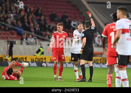 Stoccarda, Germania. 24 ottobre 2021. L'arbitro Florian BADSTUEBNER mostra Atakan KARAZOR (VFB Stuttgart) la carta rossa gialla, espulsione. Calcio 1° stagione Bundesliga 2021/2022, 9° giorno di incontro, 9° giorno di incontro. VFB Stuttgart-Union Berlin, il 24 ottobre 2021, Mercedes Benz Arena Stuttgart Credit: dpa/Alamy Live News Foto Stock