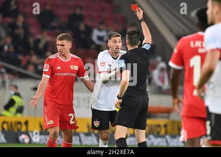 Stoccarda, Germania. 24 ottobre 2021. L'arbitro Florian BADSTUEBNER mostra Atakan KARAZOR (VFB Stuttgart) la carta rossa gialla, espulsione. Calcio 1° stagione Bundesliga 2021/2022, 9° giorno di incontro, 9° giorno di incontro. VFB Stuttgart-Union Berlin, il 24 ottobre 2021, Mercedes Benz Arena Stuttgart Credit: dpa/Alamy Live News Foto Stock