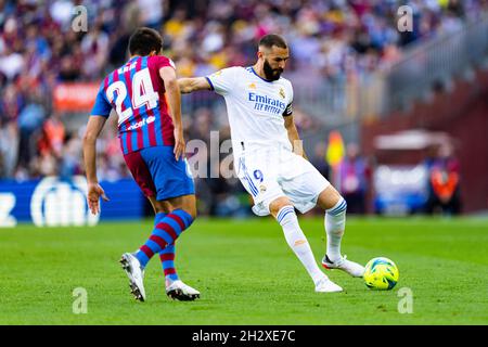 Barcellona, Spagna. 24 ottobre 2021. Karim Benzema (Real Madrid CF) duelli per la palla contro Eric Garcia (FC Barcelona), durante la partita di calcio la Liga tra il FC Barcelona e il Real Madrid CF, allo stadio Camp Nou di Barcellona, in Spagna, il 24 ottobre 2021. Foto: SIU Wu. Credit: dpa/Alamy Live News Foto Stock