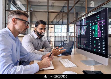 Crypto traders broker borsa investitori analisi trading chart. Foto Stock