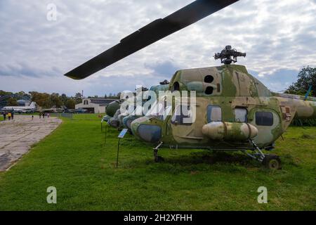 Cracovia Polonia Settembre 2021 diversi elicotteri mi-2 in mostra al museo dell'aviazione di cracovia Foto Stock
