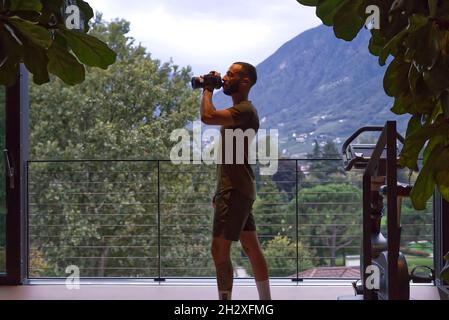 Davide Malfitano un giovane maschio caucasico allenato in palestra. Foto Stock