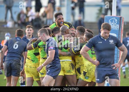 Featherstone, Inghilterra - 24 ottobre 2021 - i giocatori della Giamaica celebrano la prova di Jordan Andradre durante la Rugby League International Jamaica vs Scozia al Millenium Stadium di Featherstone, Regno Unito Dean Williams Foto Stock