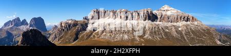 Vista autunnale di Sella Gruppe e Piz boe, Dolomiti montagne, Italia Foto Stock