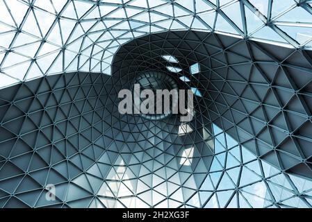 Dal basso soffitto geometrico nella hall di edificio contemporaneo fatto di triangoli di vetro Foto Stock