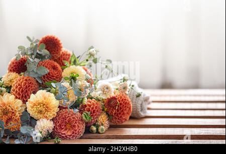 Un bouquet di crisantemi gialli e arancioni su sfondo sfocato. Foto Stock
