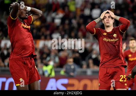 Roma, Italia. 24 ottobre 2021. Tammy Abraham e Gianluca Mancini di AS Roma sembrano abbattuti durante la Serie Una partita di calcio tra AS Roma e SSC Napoli allo stadio Olimpico di Roma, 24 ottobre 2021. Foto Antonietta Baldassarre/Insidefoto Credit: Ininsidefoto srl/Alamy Live News Foto Stock