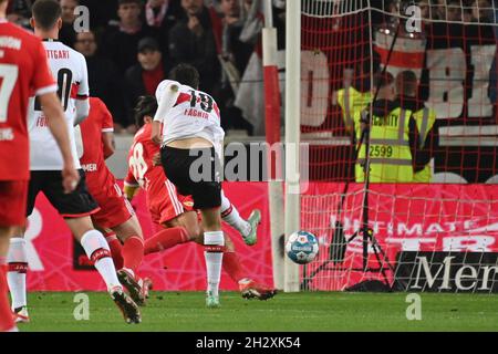 Stoccarda, Germania. 24 ottobre 2021. Wahidullah FAGHIR (VFB Stuttgart) spara l'obiettivo a 1-1, azione, gol shot, calcio 1° Bundesliga stagione 2021/2022, 9° giorno di incontro, giorno di incontro 09. VFB Stuttgart-Union Berlin 1-1, il 24 ottobre 2021, Mercedes Benz Arena Stuttgart Credit: dpa/Alamy Live News Foto Stock