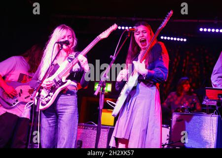 23 ottobre 2021: Hester Chambers and Rhian Teasdale of UK Band Wet leg esibirsi al Night and Day Cafe come parte del loro esaurito headline UK tour (Credit Image: © Andy von PIP/ZUMA Press Wire) Foto Stock