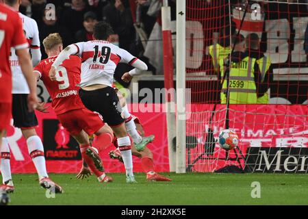 Stoccarda, Germania. 24 ottobre 2021. Wahidullah FAGHIR (VFB Stuttgart) spara l'obiettivo a 1-1, azione, gol shot, calcio 1° Bundesliga stagione 2021/2022, 9° giorno di incontro, giorno di incontro 09. VFB Stuttgart-Union Berlin 1-1, il 24 ottobre 2021, Mercedes Benz Arena Stuttgart Credit: dpa/Alamy Live News Foto Stock