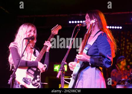 23 ottobre 2021: Hester Chambers and Rhian Teasdale of UK Band Wet leg esibirsi al Night and Day Cafe come parte del loro esaurito headline UK tour (Credit Image: © Andy von PIP/ZUMA Press Wire) Foto Stock