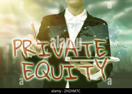 Didascalia di testo che presenta Private Equity. Foto concettuale capitale che non è quotato in borsa Investments Lady in Uniform Standing Holding Foto Stock