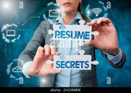 Testo della scrittura a mano Riprendi segreti. Business approccio Tips on making Amazing curriculum vitae standout Biografia Business Woman Holding Jigsaw Puzzle Foto Stock