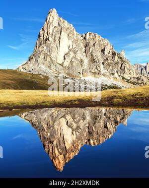 Vista dal passo Giau, Monte Ra Gusela dal gruppe di Nuvolau, specchio di montagna in lago, Dolomiti, Italia Foto Stock