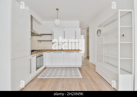 Accogliente e luminosa zona cucina in appartamento di lusso Foto Stock