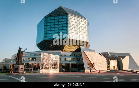 Biblioteca Nazionale di Bielorussia a Minsk, 2 agosto 2018 l'edificio è un rombocuboctahedron Foto Stock