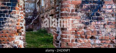 Frammento di un vecchio muro di mattoni stagionato. Europa. Minsk Foto Stock