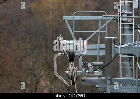 Primo piano di uno skilift in metallo con un filo metallico arrugginito in autunno Foto Stock