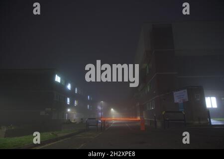 Sheffield, Regno Unito, 8 novembre 2020: Sistemazione in ospedale di Hallamshire di notte con clima pesante nebbia. Barriera stradale illuminata. Foto Stock