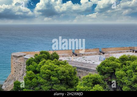 Vista di un frammento delle formiche difensive del castello di Santa Barbara in Alicante.Spain.vista orizzontale. Foto Stock