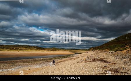 Pomeriggio tempestoso, estuario del fiume Ogmore nel Galles del Sud Foto Stock