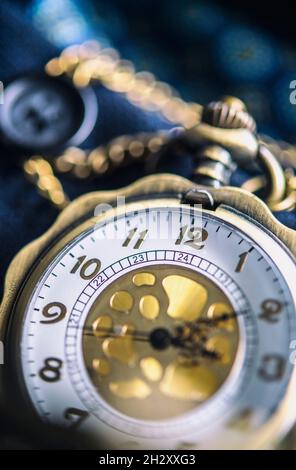 Primo piano di un orologio tascabile in vecchio stile Foto Stock