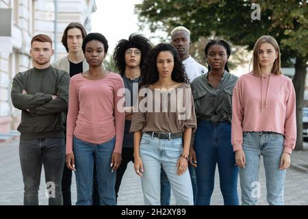 Manifestanti multietnici che colpiscono contro il razzismo per strada Foto Stock