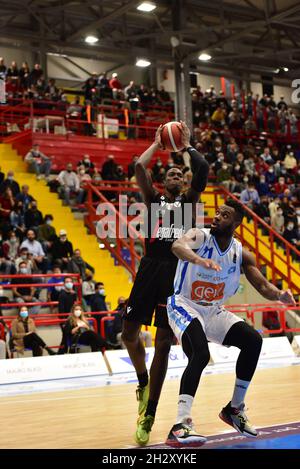 Napoli, Italia. 24 ottobre 2021. Il bolognese avanza Kevin Juwan Hervey in azione durante la quinta partita della serie italiana A legua tra GEVI Napoli e Virtus Segafredo Bologna. La squadra di Napoli ha vinto la partita per il 92-89. (Foto di Paola Visone/Pacific Press) Credit: Pacific Press Media Production Corp./Alamy Live News Foto Stock