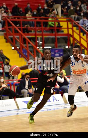 Napoli, Italia. 24 ottobre 2021. Il bolognese avanza Kevin Juwan Hervey in azione durante la quinta partita della serie italiana A legua tra GEVI Napoli e Virtus Segafredo Bologna. La squadra di Napoli ha vinto la partita per il 92-89. (Foto di Paola Visone/Pacific Press) Credit: Pacific Press Media Production Corp./Alamy Live News Foto Stock