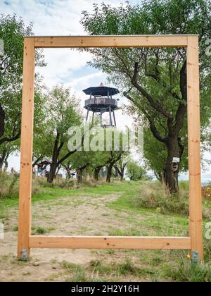 Cornice con Lookout torre vicino Hustopece città, posto in frutteto di mandorli. Regione della Moravia meridionale, Repubblica Ceca Foto Stock