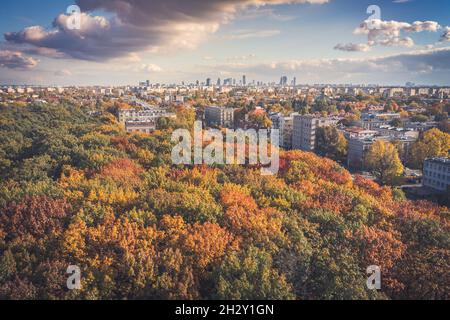 Autunno a Varsavia, foresta colorata e lontano centro città vista aerea Foto Stock