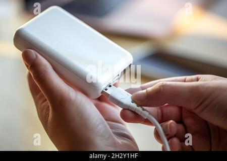 Cavo USB bianco da donna e power bank bianco. Foto Stock