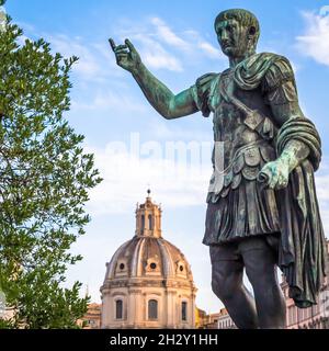 ITALIA, ROMA - CIRCA AGOSTO 2020: Statua dell'Imperatore Cesare, in bronzo. Luce naturale dall'alba. Antico modello di ruolo di Leadeship e autorità . Foto Stock