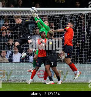 Luton, Regno Unito. 25 giugno 2021. Il portiere Simon Sluga (12) di Luton Town raccoglie una palla alta sotto pressione da Keane Lewis-Potter (11) di Hull City durante la partita del campionato Sky Bet tra Luton Town e Hull City a Kenilworth Road, Luton, Inghilterra, il 23 ottobre 2021. Foto di David Horn. Credit: Prime Media Images/Alamy Live News Foto Stock