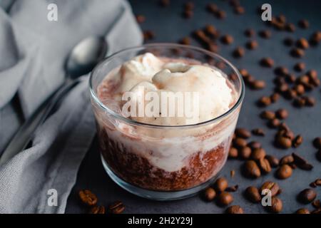 Affogato con vino Porto e gelato alla vaniglia: Un dessert italiano a base di espresso, porto e gelato alla vaniglia Foto Stock