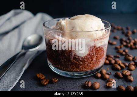 Affogato con vino Porto e gelato alla vaniglia: Un dessert italiano a base di espresso, porto e gelato alla vaniglia Foto Stock
