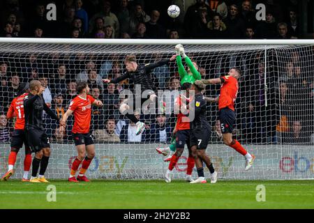 Luton, Regno Unito. 25 giugno 2021. Il portiere Simon Sluga (12) di Luton Town raccoglie una palla alta sotto pressione da Keane Lewis-Potter (11) di Hull City durante la partita del campionato Sky Bet tra Luton Town e Hull City a Kenilworth Road, Luton, Inghilterra, il 23 ottobre 2021. Foto di David Horn. Credit: Prime Media Images/Alamy Live News Foto Stock