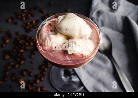 Affogato con vino Porto e gelato alla vaniglia: Un dessert italiano a base di espresso, porto e gelato alla vaniglia Foto Stock