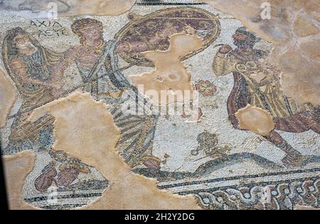 Pavimento a mosaico raffigurante Achille e Odisseo (Ulisse) nella Casa di Achille, presso il sito archeologico di Kourion, Episkopi, Repubblica di Cipro. Foto Stock