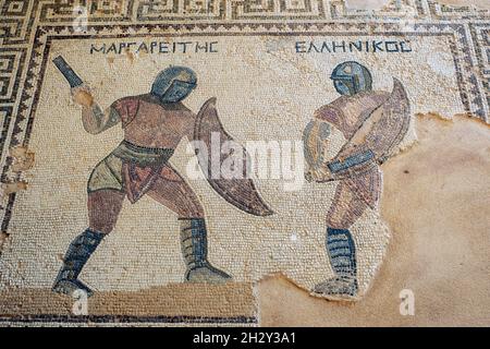 Mosaico del gladiatore nella Casa dei gladiatori, nel sito archeologico di Kourion, Repubblica di Cipro. Foto Stock